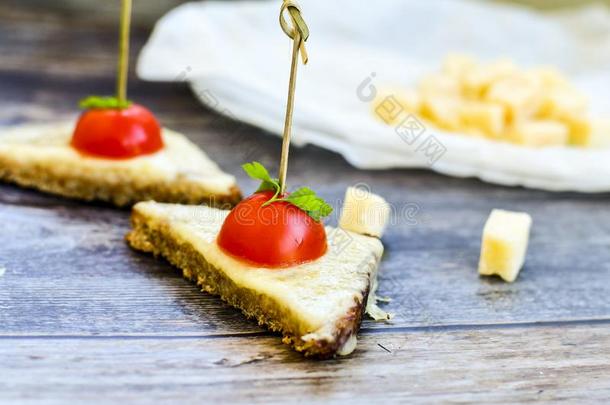 帕尔马干酪奶酪三明治和樱桃番茄