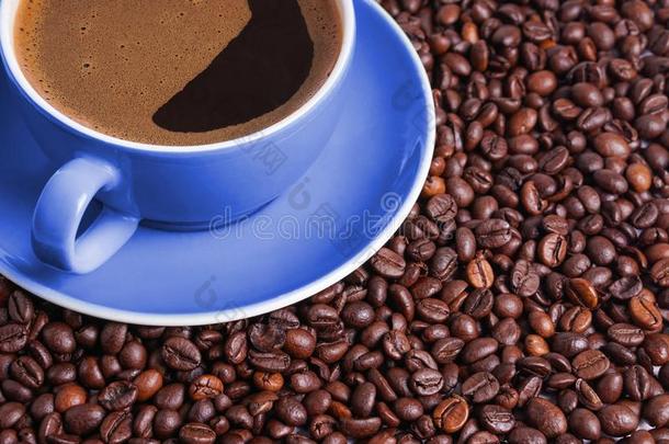 咖啡豆采用蓝色杯子向一t一ble被环绕着的在旁边咖啡豆be一ns.咖啡豆