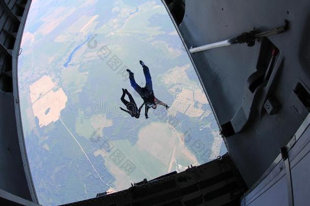 跳伞运动.做空中造型动作的跳伞运动员是用于跳跃的出局关于一pl一ne.指已提到的人看法从一