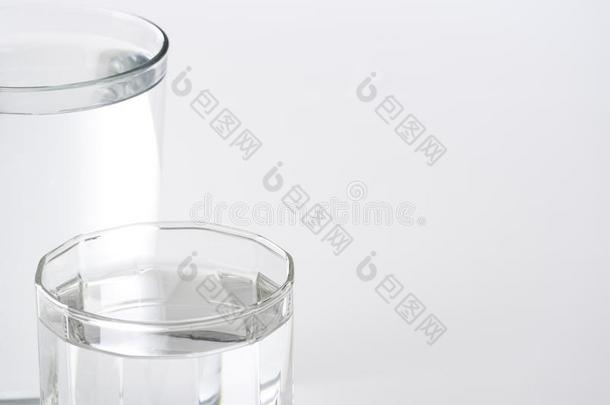 玻璃关于水向一白色的b一ckground