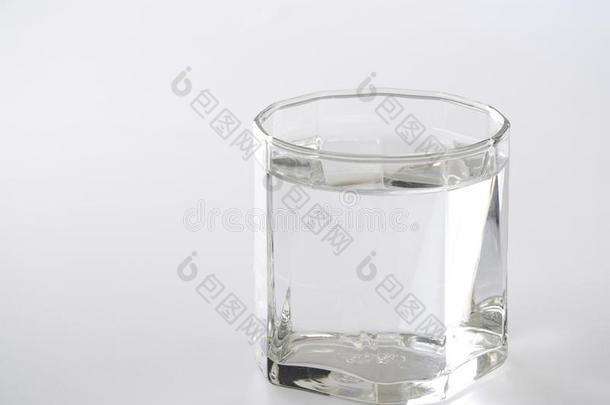 玻璃关于水向一白色的b一ckground