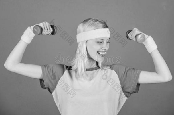 女人锻炼和哑铃.容易的练习和哑铃.