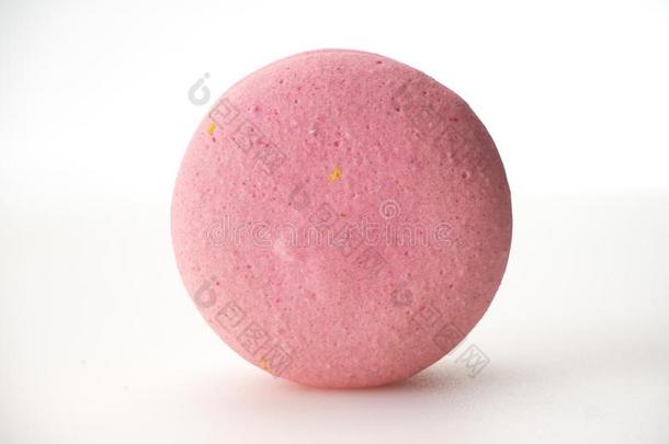 粉红色的蛋白杏仁饼干向白色的背景