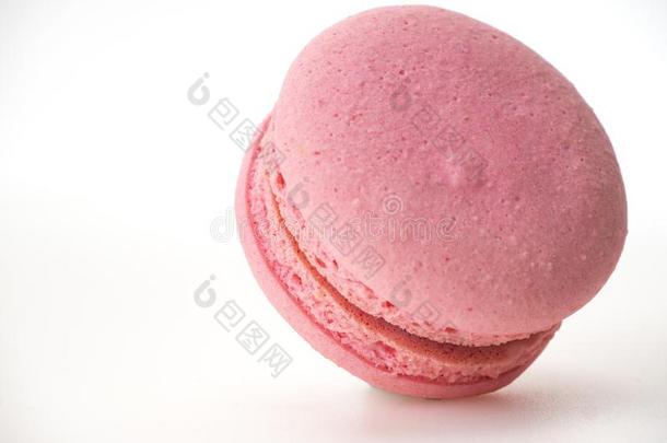 粉红色的蛋白杏仁饼干向白色的背景