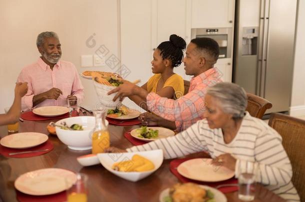 许多-一代人家庭所有餐同时