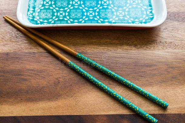 自然的竹子筷子和盘子向木制的表背景