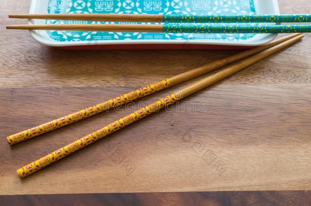 自然的竹子筷子和盘子向木制的表背景
