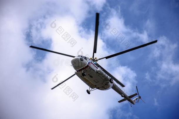 一大大地直升机是（be的三单形式飞行的采用指已提到的人蓝色天