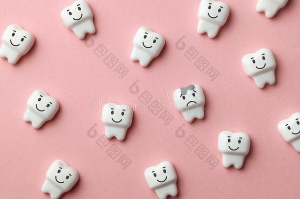 健康的白色的牙是微笑的和牙和龋齿是（be的三单形式悲哀的向