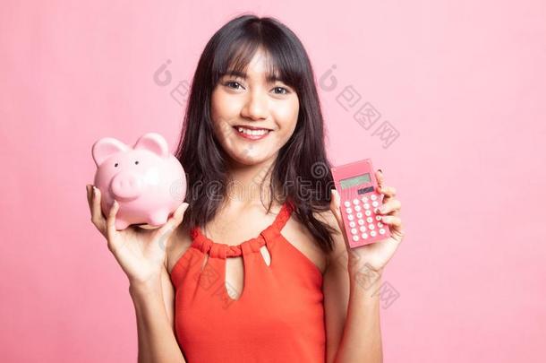 亚洲人女人和<strong>计算器</strong>和<strong>小</strong>猪银行