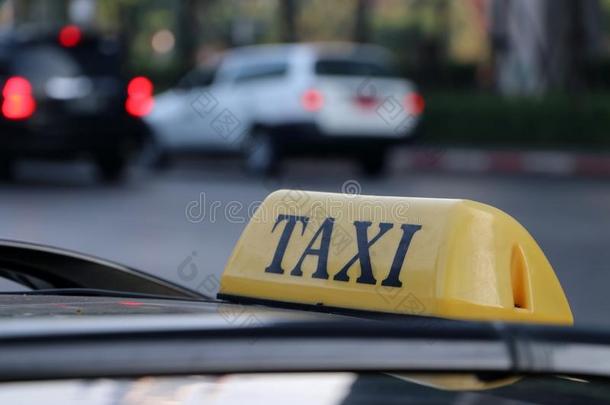 出租车光符号或出租车符号采用黄色的col或和黑的文本向英语字母表的第20个字母
