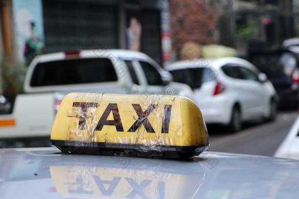 出租车光符号或出租车符号采用黄色的col或和黑的文本和