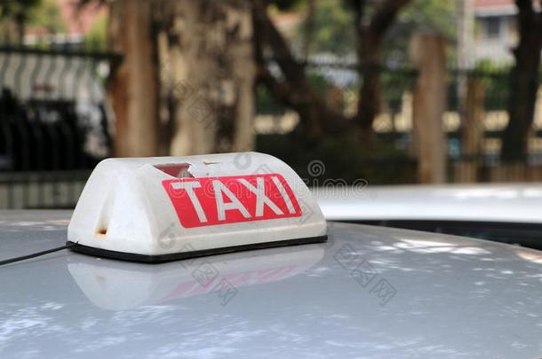 破碎的出租车光符号或出租车符号采用白色的和红色的col或和wickets三柱门