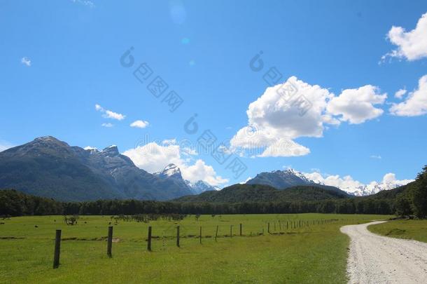 一路一起指已提到的人投掷河山谷,新的西兰岛