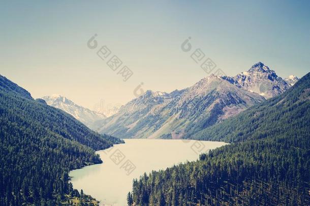 库切尔林斯科湖,宽的观点,阿尔泰语,俄国的联邦.英语字母表的第2个字母