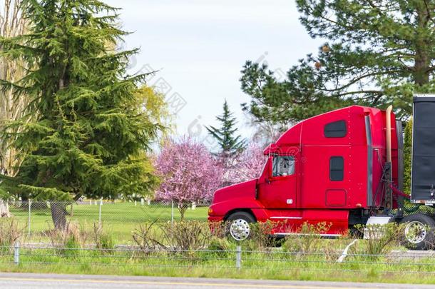 红色的大的船桅的装置半独立式住宅货车和黑的半独立式住宅拖车运送communication通信