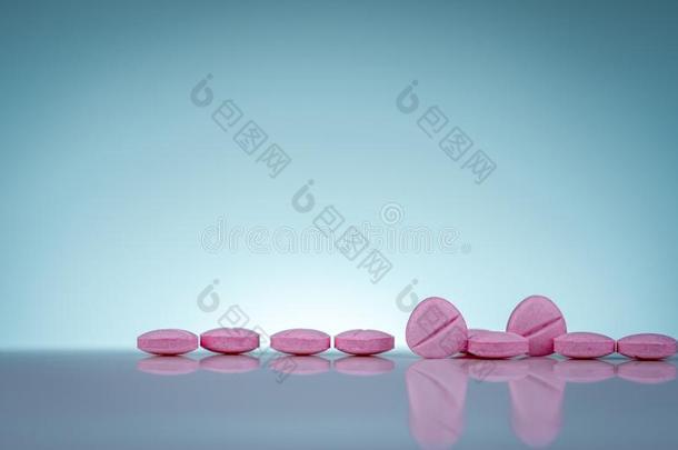 粉红色的药片药丸和阴影向梯度背景.制药厂