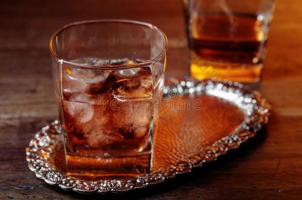 玻璃关于扑灭威士忌酒和自然的冰