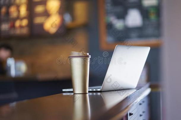 热水瓶杯子&便携式电脑向表里面的一咖啡豆商店