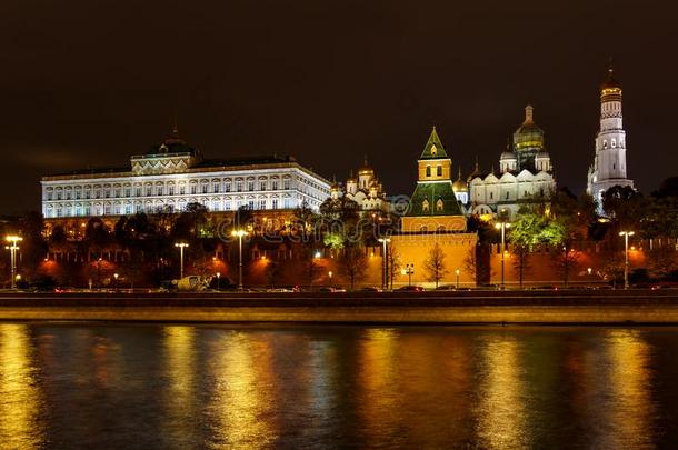 建筑学关于莫斯科城堡和照明.夜园林景观