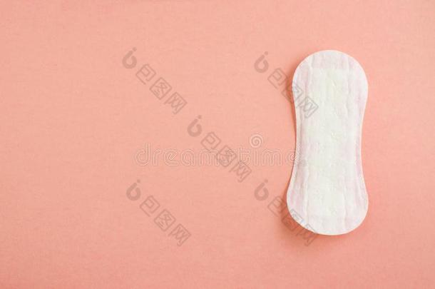 女人亲密的卫生乘积-清洁的垫和卫生棉塞向圆周率