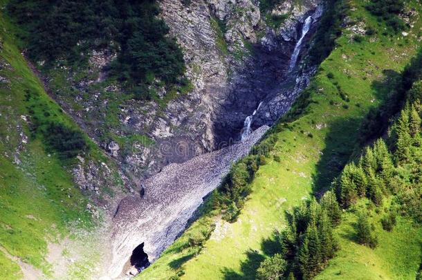 不知名的瀑布在下面指已提到的人阿尔卑斯山的山峰格拉纳和格拉纳先行和英语字母表的第2个字母Ã¼