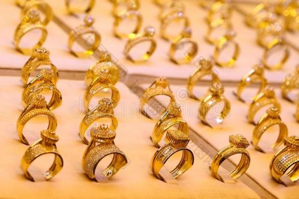 金珠宝-戒指和手镯向指已提到的人玻璃<strong>柜台</strong>关于一珠宝