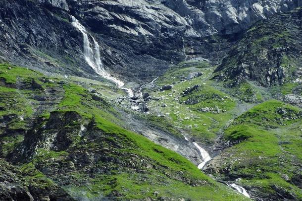 不知名的瀑布在下面指已提到的人阿尔卑斯山的山峰格拉纳和格拉纳先行和英语字母表的第2个字母Ã¼