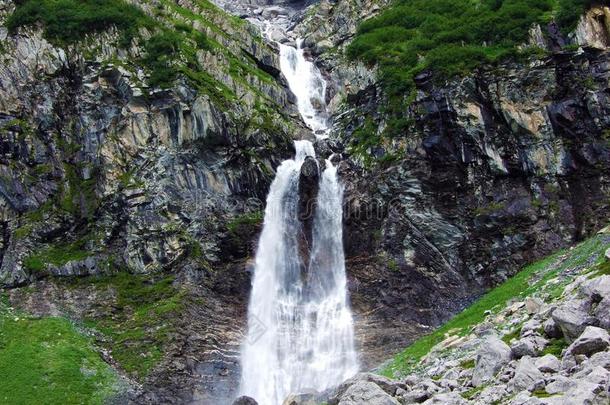 不<strong>知名</strong>的瀑布在下面指已提到的人阿尔卑斯山的山峰格拉纳和格拉纳先行和英语字母表的第2个字母Ã¼