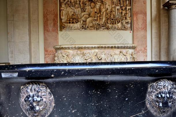 古罗马的铁器浴缸和大理石雕刻