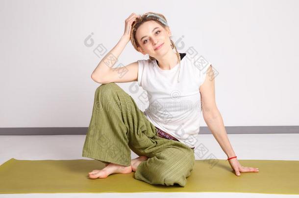 漂亮的年幼的女人做瑜伽.瑜珈的任何一种姿势.