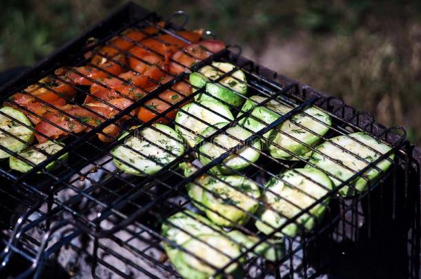 烧烤和烤蔬菜:夏季产南瓜之一种和番茄.夏喧闹声