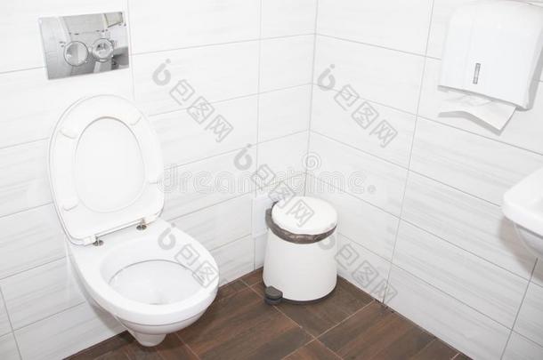 白色的洗手间采用指已提到的人房间.洗手间房间是（be的三单形式白色的.白色的s采用k.长时间或辛苦地工作