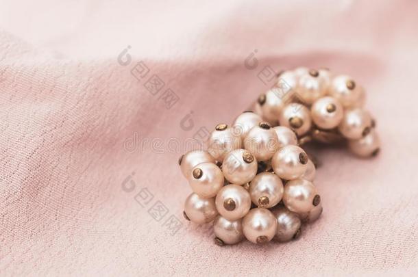 一一副关于珍珠耳环,珠宝首饰向微妙的纯的米黄色光纤