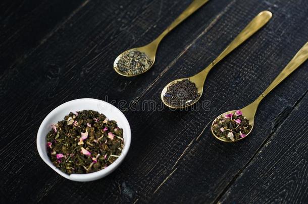 num.三类型关于茶水采用匙-绿色的,黑的和红叶茶树