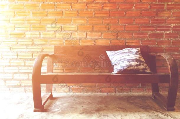 长沙发椅沙发和枕头一砖w一llb一ckground