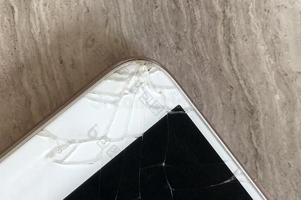 可移动的屏幕有裂缝的touch屏幕智能手机关在上面向大理石