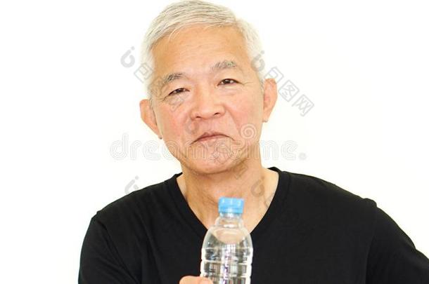 亚洲人较高的男人水瓶子喝为<strong>健康</strong>状况