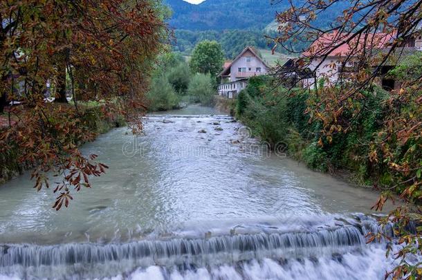 典型的看法关于斯洛文尼亚人村民和小的瀑布.长的<strong>博览会</strong>