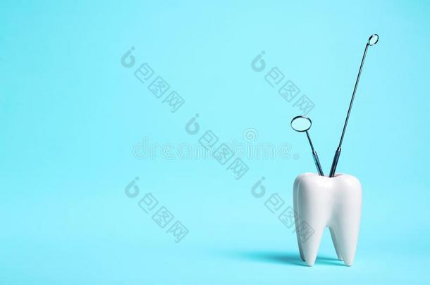 口头的牙齿的卫生.健康的白色的牙和牙科医生镜子向