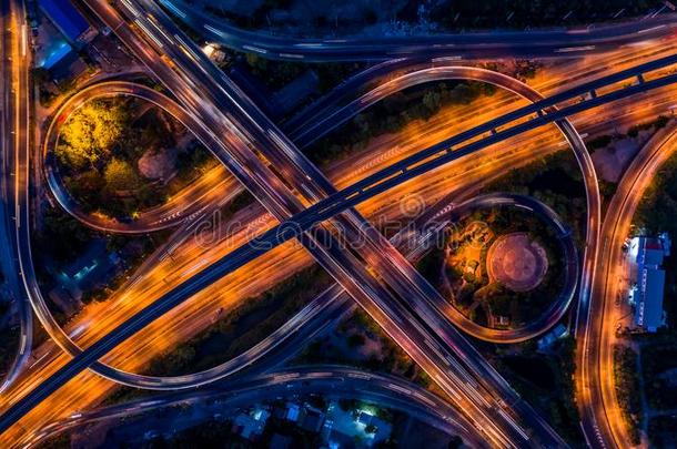 路互换采用指已提到的人城市在夜和车辆汽车光movimento活动