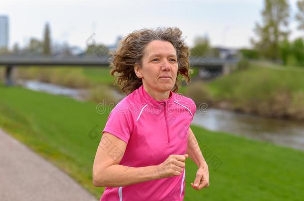 中部年龄女人慢跑采用指已提到的人公园