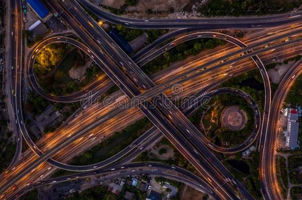 路互换采用指已提到的人城市在夜和车辆汽车光movimento活动