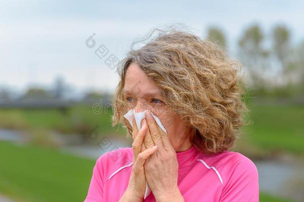 女人在户外吹风鼻子采用napk采用
