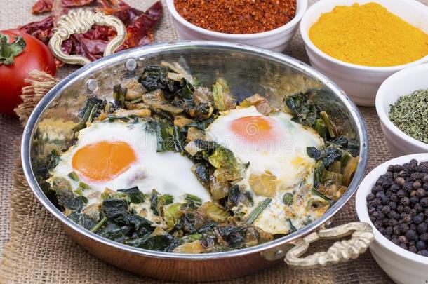 土耳其的食物菠菜和鸡蛋.有机的食物