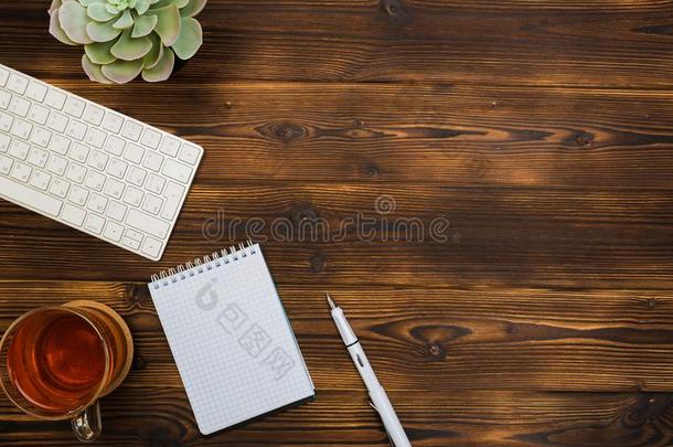 木材办公室书桌表和空白的笔记簿和日用品.顶竞争