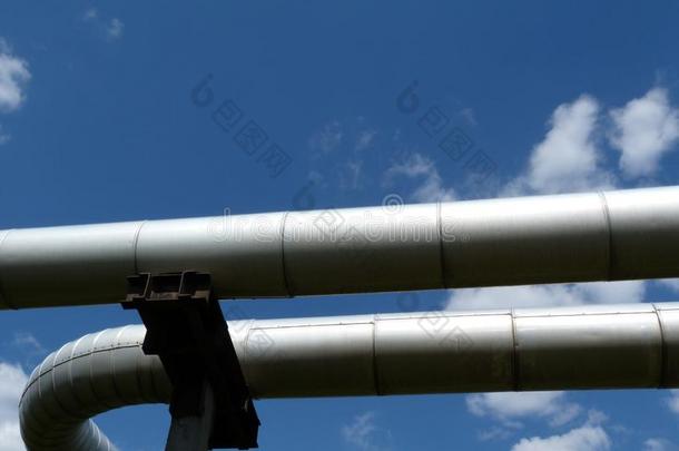 浓的上面的管道和铝遮盖关于暖气装置<strong>分布</strong>