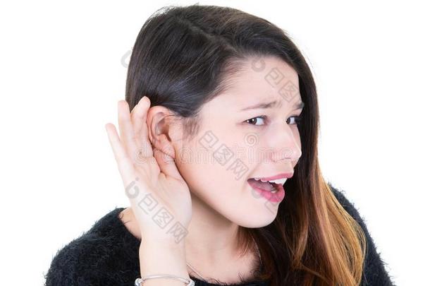 女人和听力损失困难的关于听力敞开的口