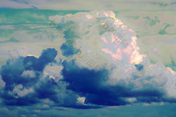 抽象的云和发出闪光关于能量