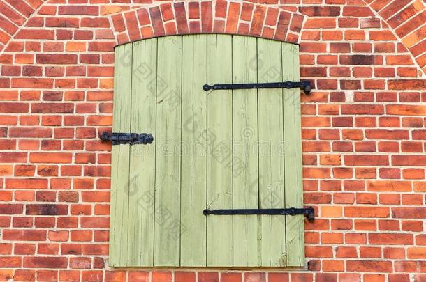 绿色的上锁的木制的门采用指已提到的人砖墙